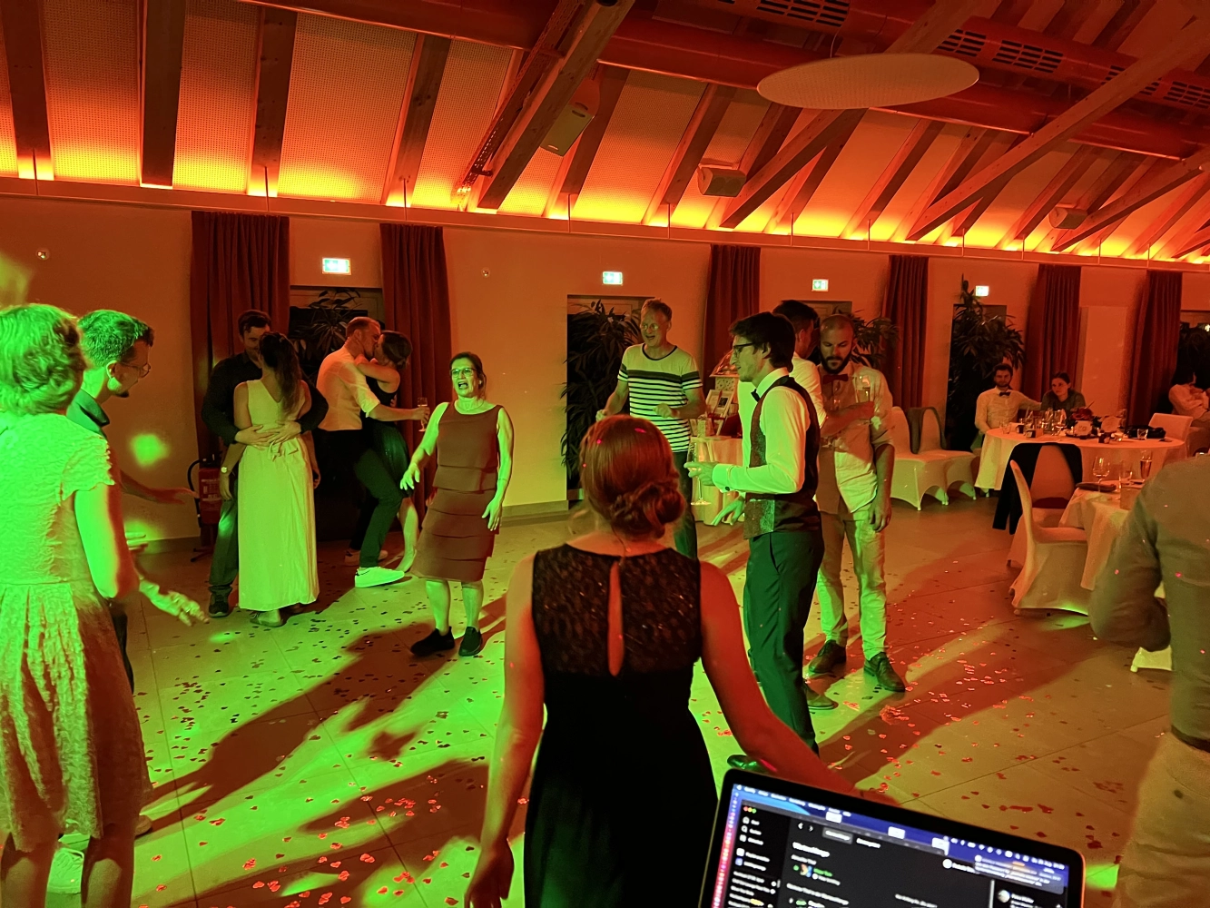 Leute tanzen auf der DJ-Party von PT Motion