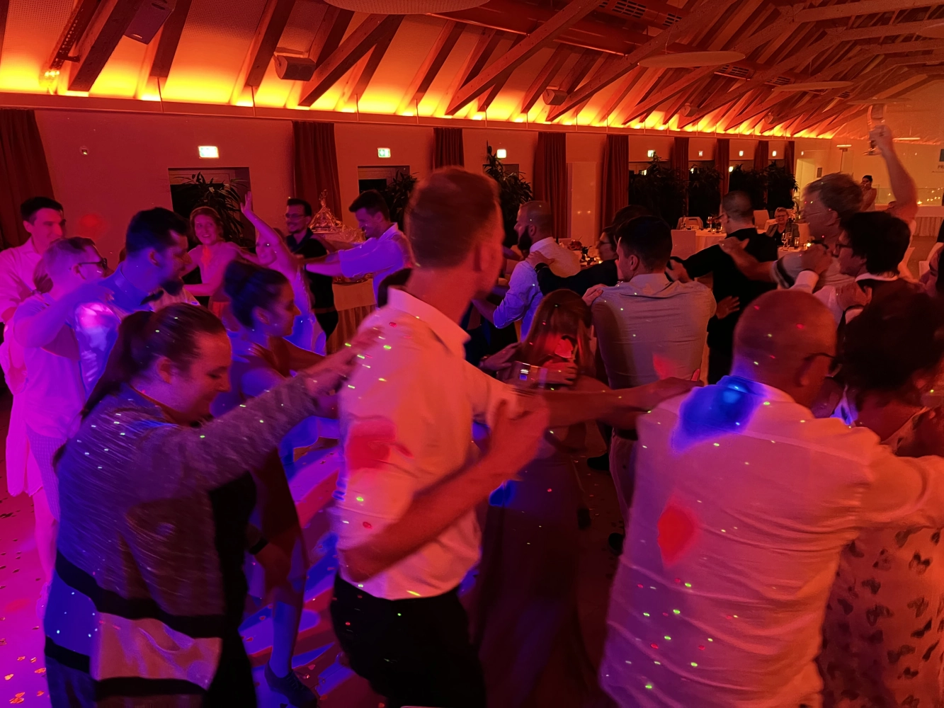 Leute tanzen auf der DJ-Party von PT Motion