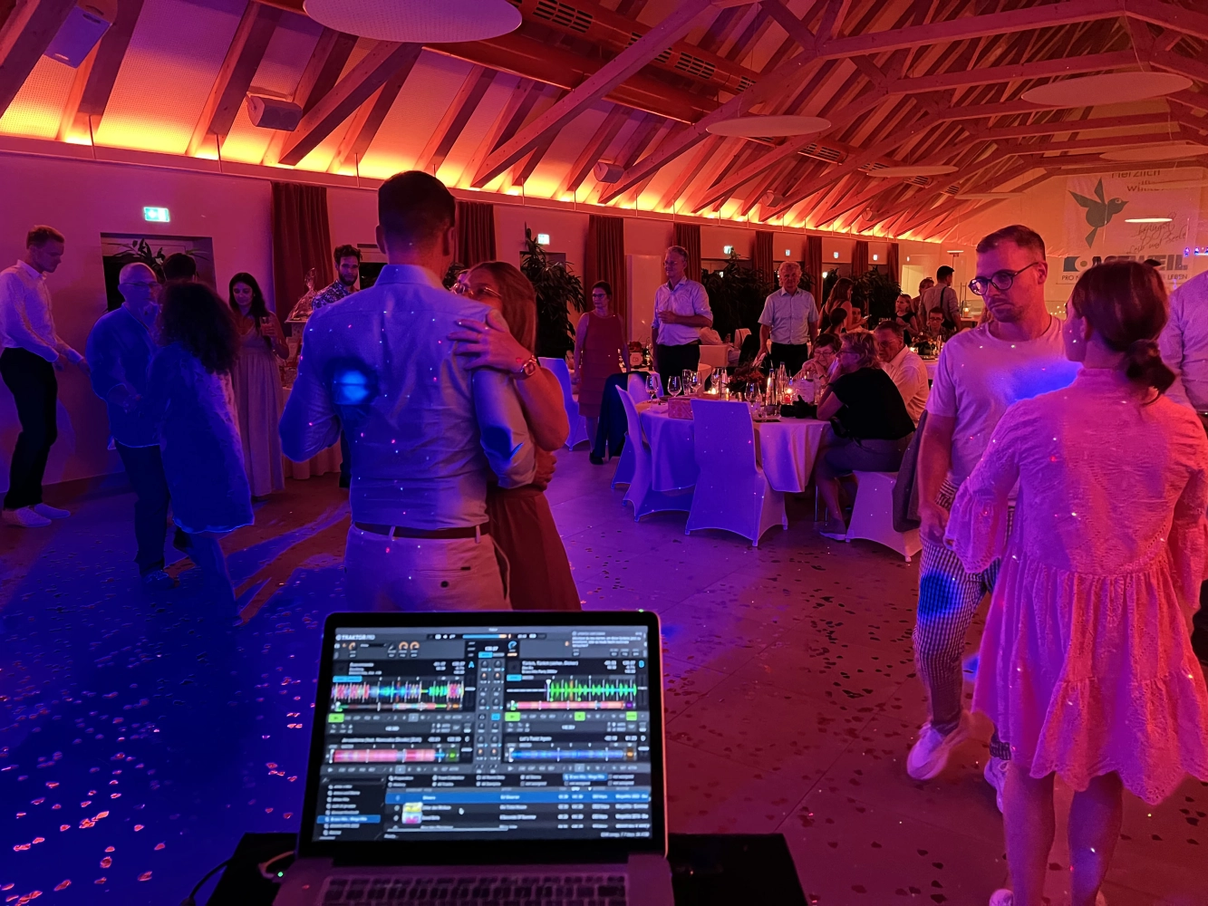 Leute tanzen auf der DJ-Party von PT Motion