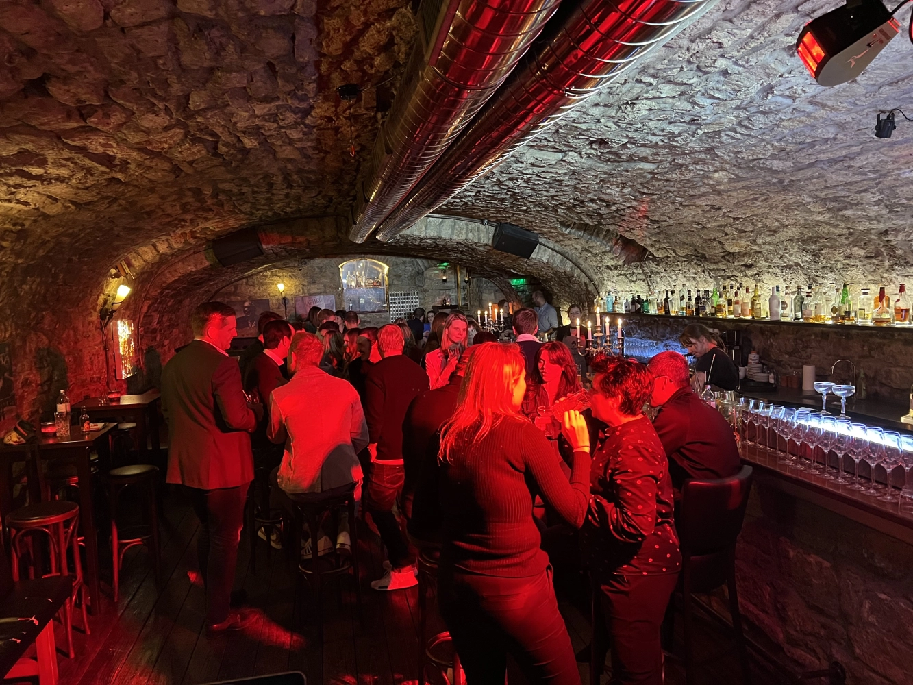 Leute tanzen auf der DJ-Party von PT Motion