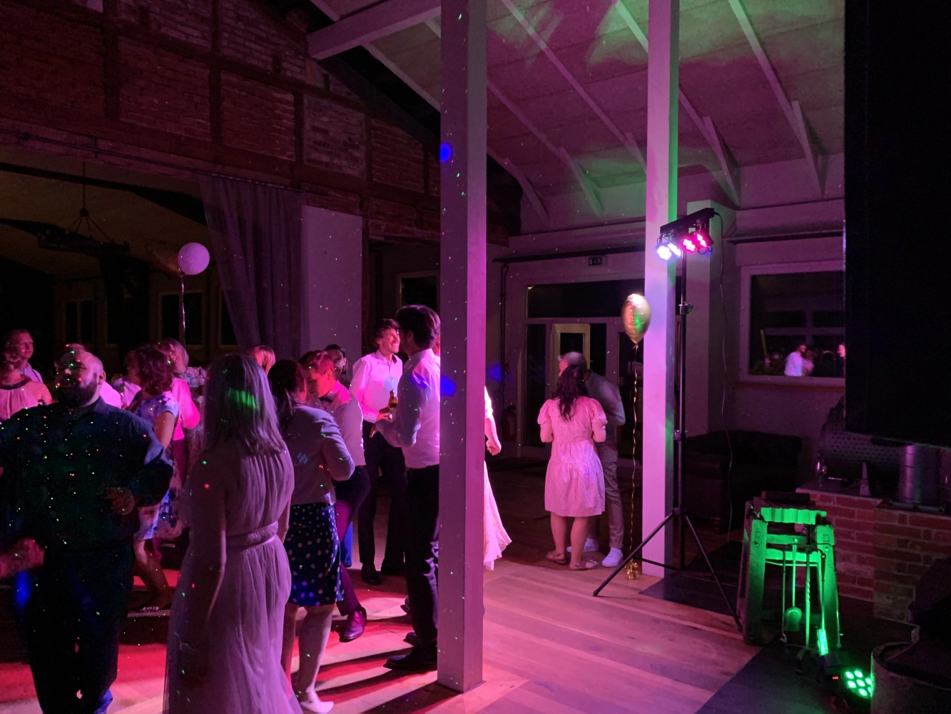 Leute tanzen auf der DJ-Party von PT Motion