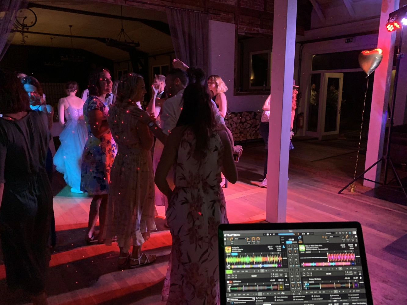 Leute tanzen auf der DJ-Party von PT Motion