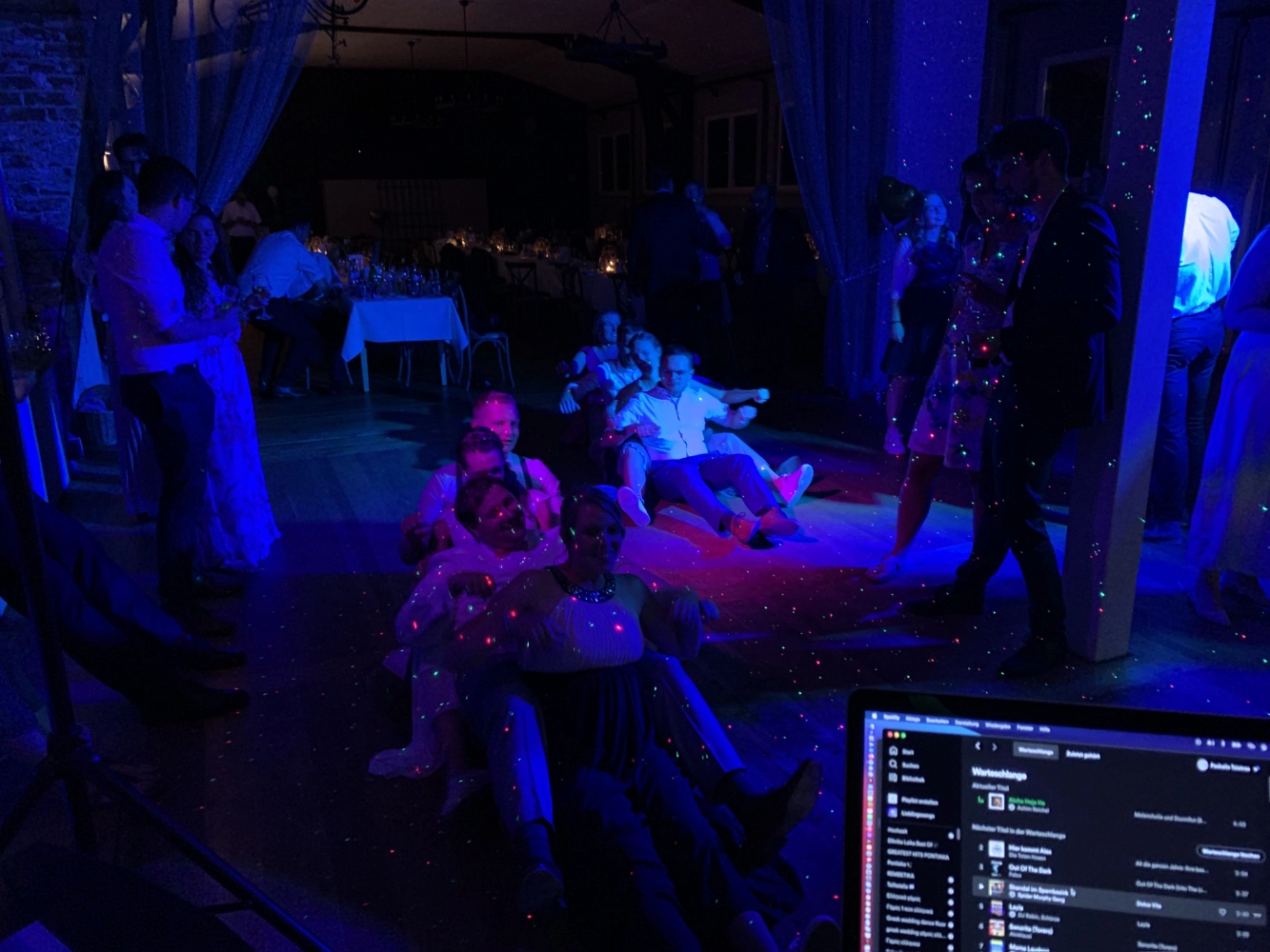 Leute tanzen auf der DJ-Party von PT Motion