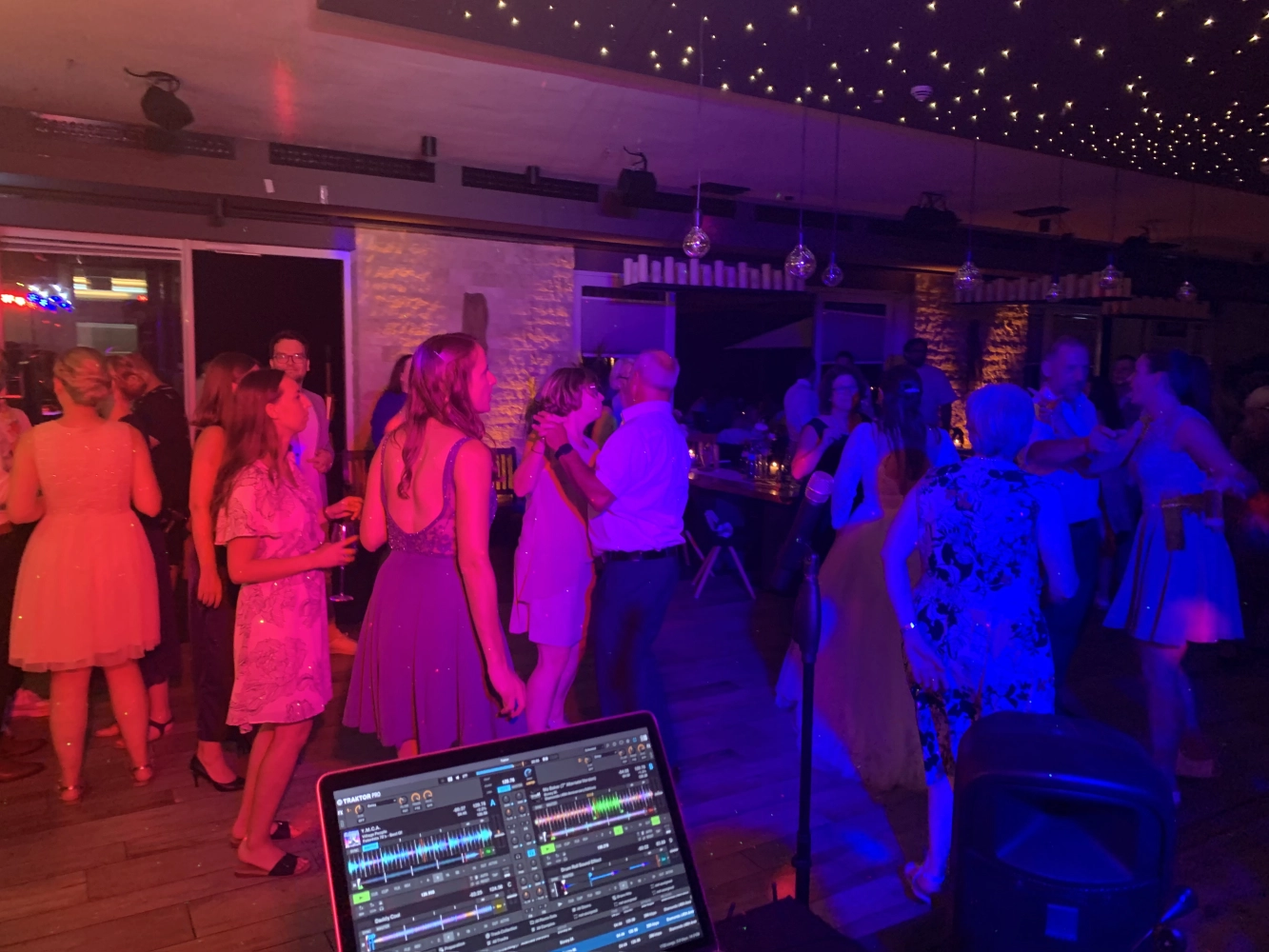 Leute tanzen auf der DJ-Party von PT Motion