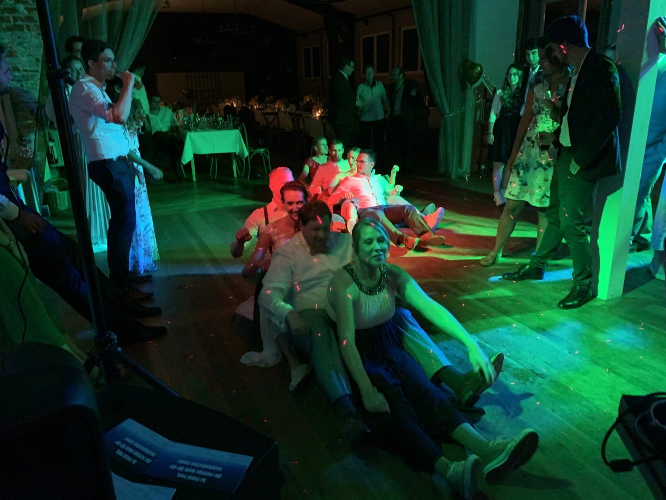 Leute haben Spaß auf der DJ-Party von PT Motion