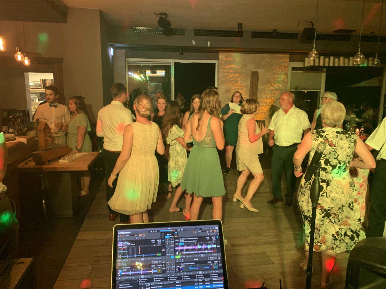 Leute tanzen auf der DJ-Party von PT Motion