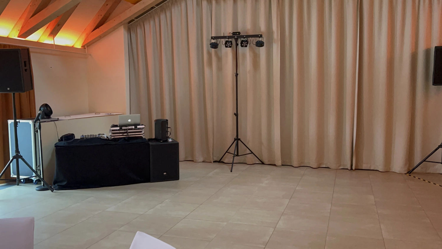 Musik-DJ-Setup von PT Motion