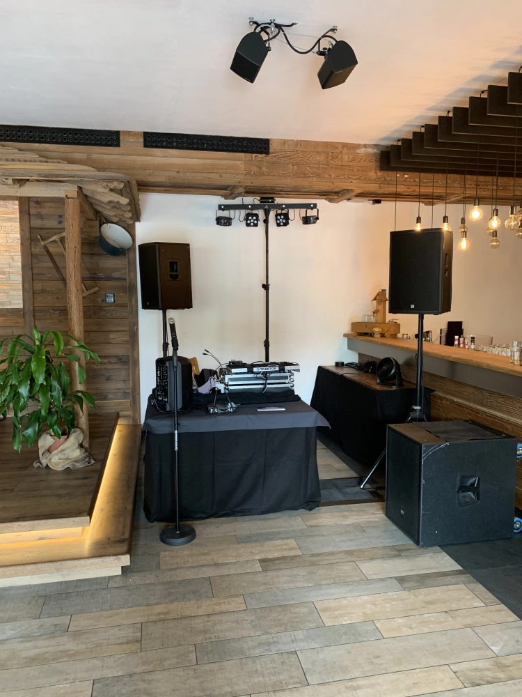 Musik-DJ-Setup von PT Motion