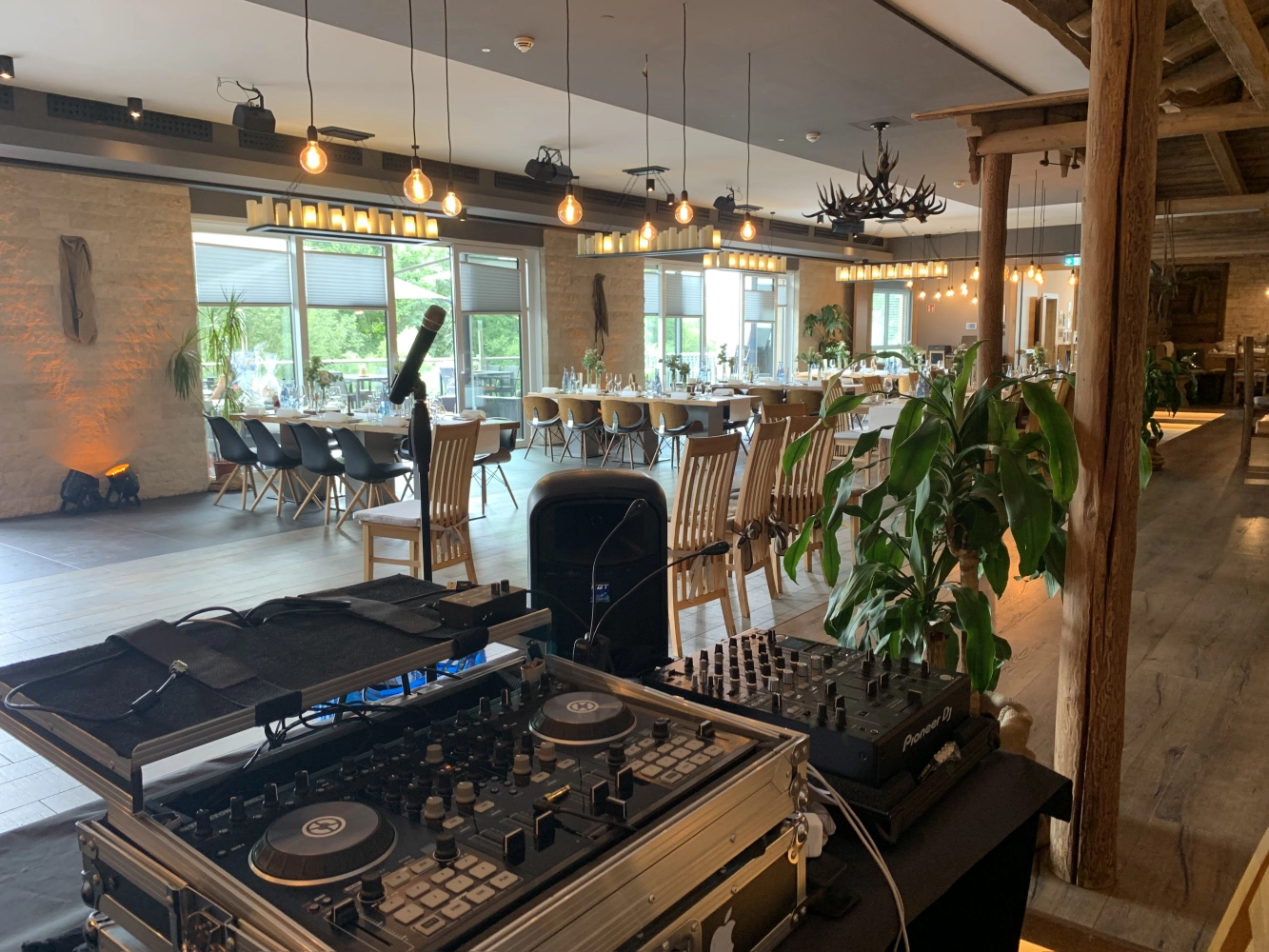 Musik-DJ-Setup von PT Motion