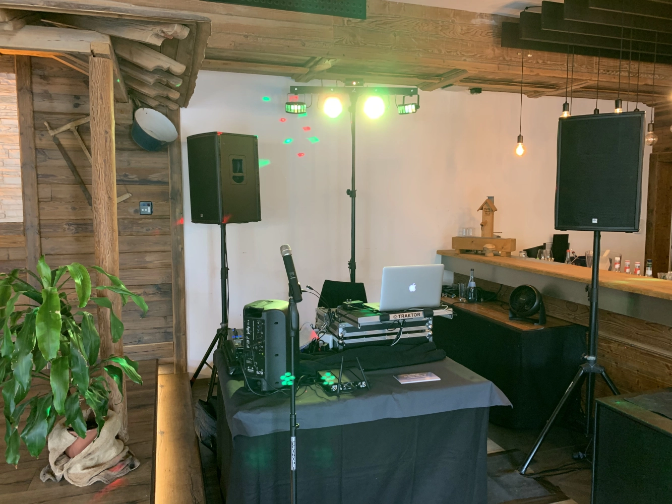 Musik-DJ-Setup von PT Motion