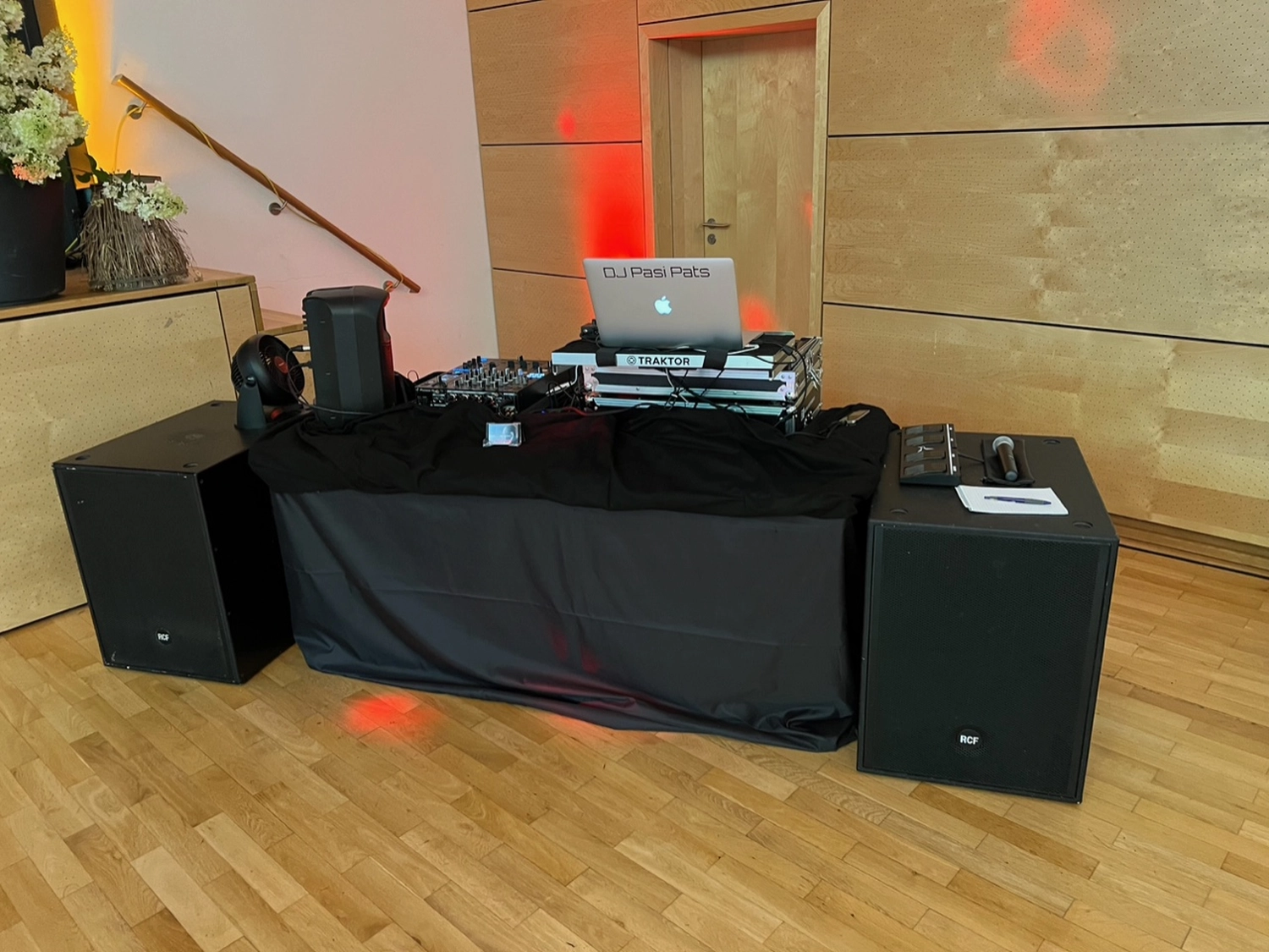 Musik-DJ-Setup von PT Motion
