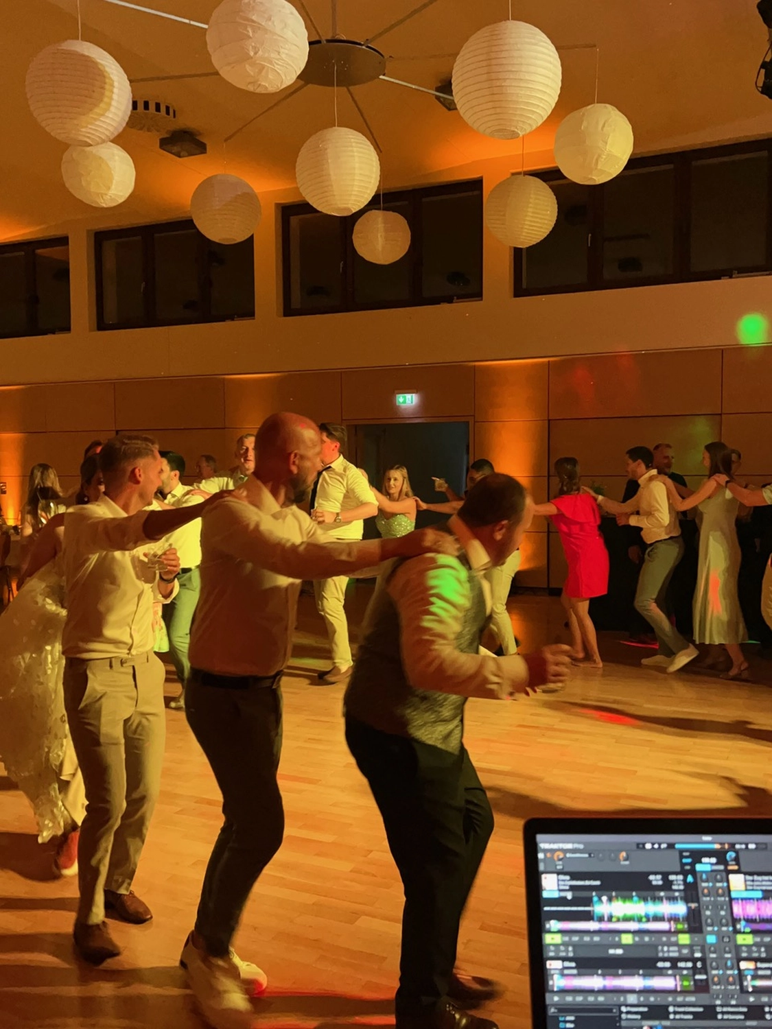 Leute haben Spaß auf der DJ-Party von PT Motion