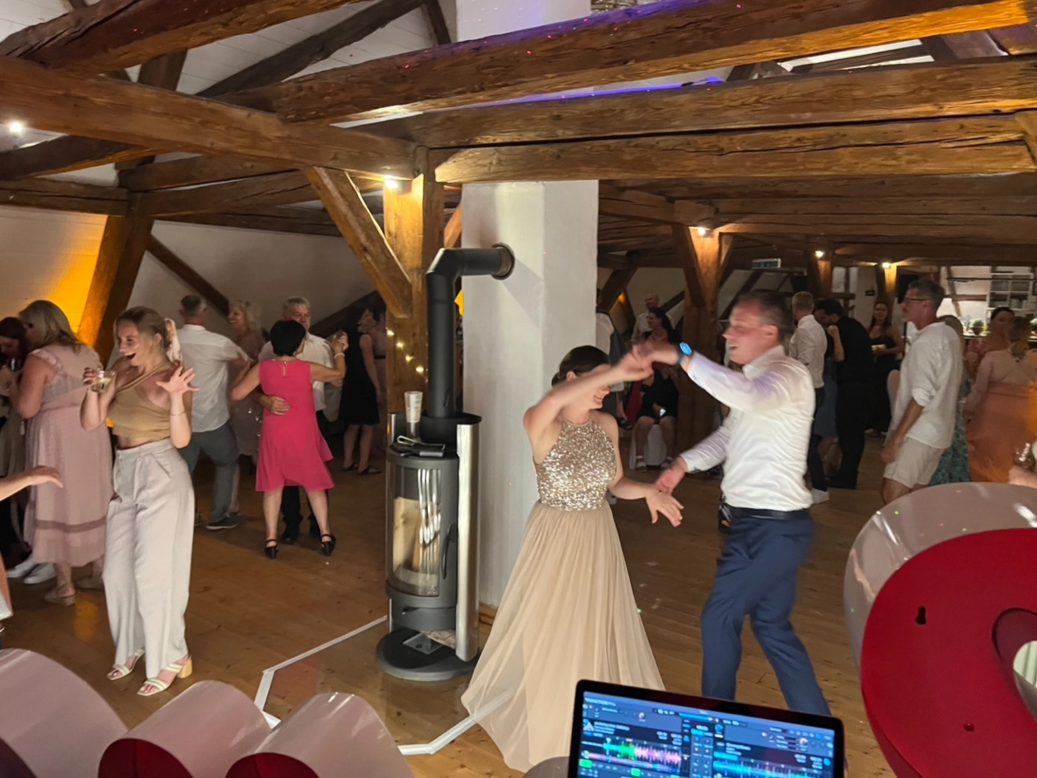 Leute tanzen auf der DJ-Party von PT Motion