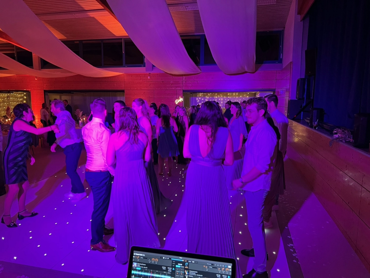 Leute tanzen auf der DJ-Party von PT Motion