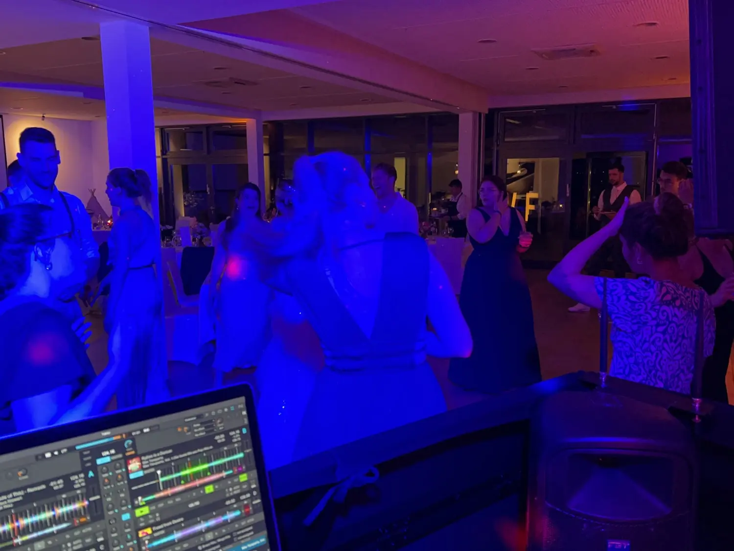 Leute tanzen auf der DJ-Party von PT Motion