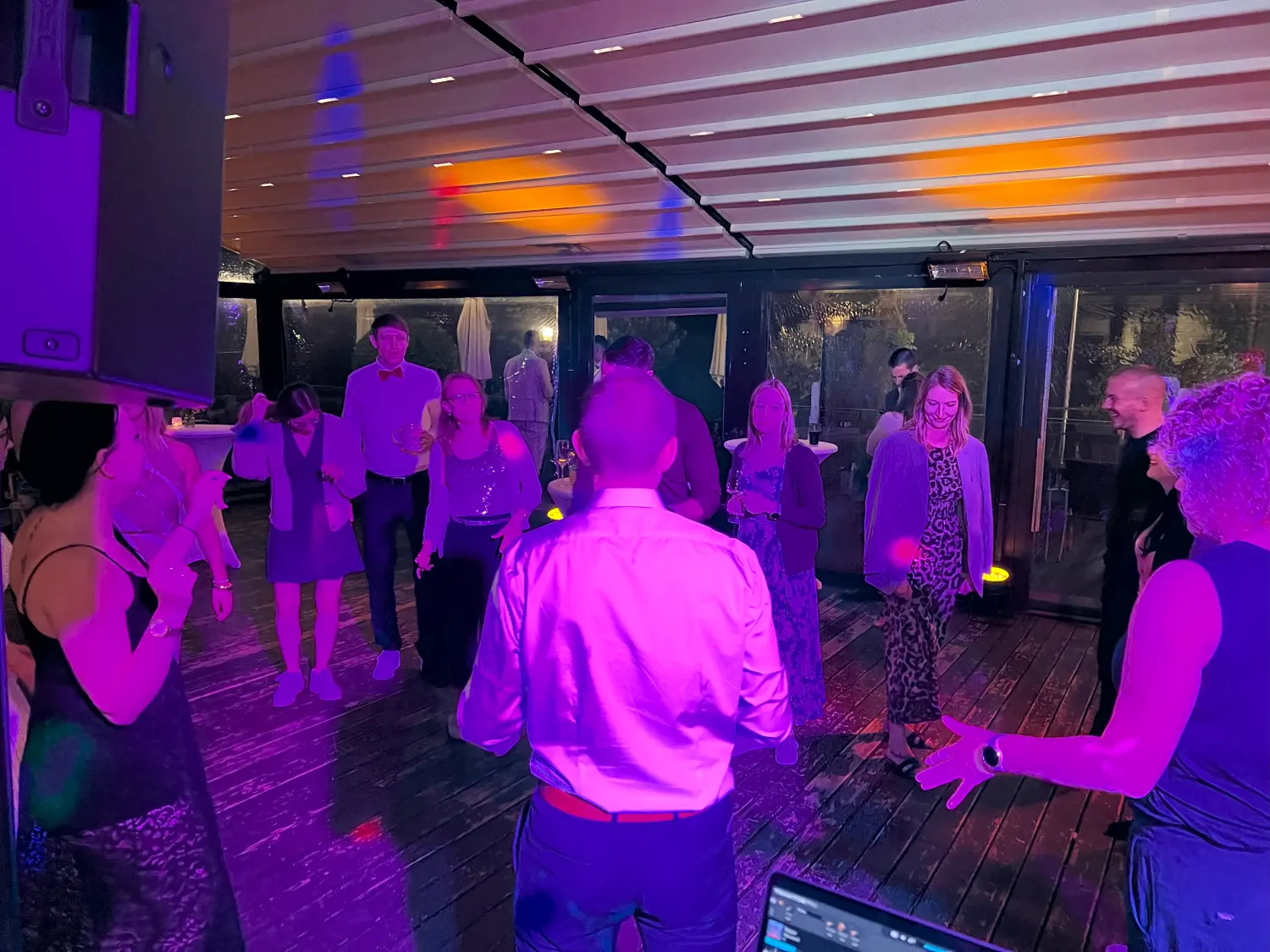 Leute tanzen auf der DJ-Party von PT Motion