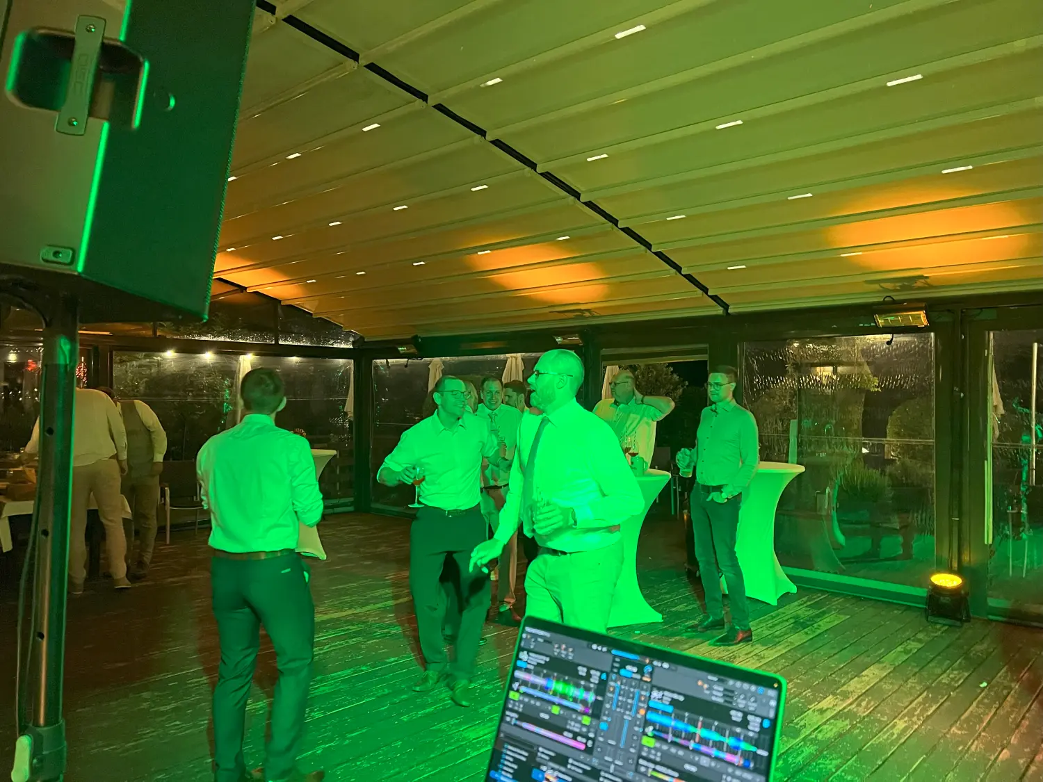 Leute tanzen auf der DJ-Party von PT Motion