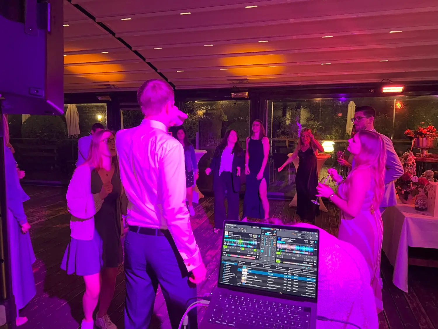 Leute tanzen auf der DJ-Party von PT Motion